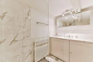 Wall-to-wall bathroom cabinet