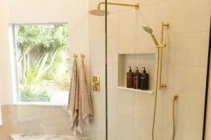 bathroom-with-recessed-shelves